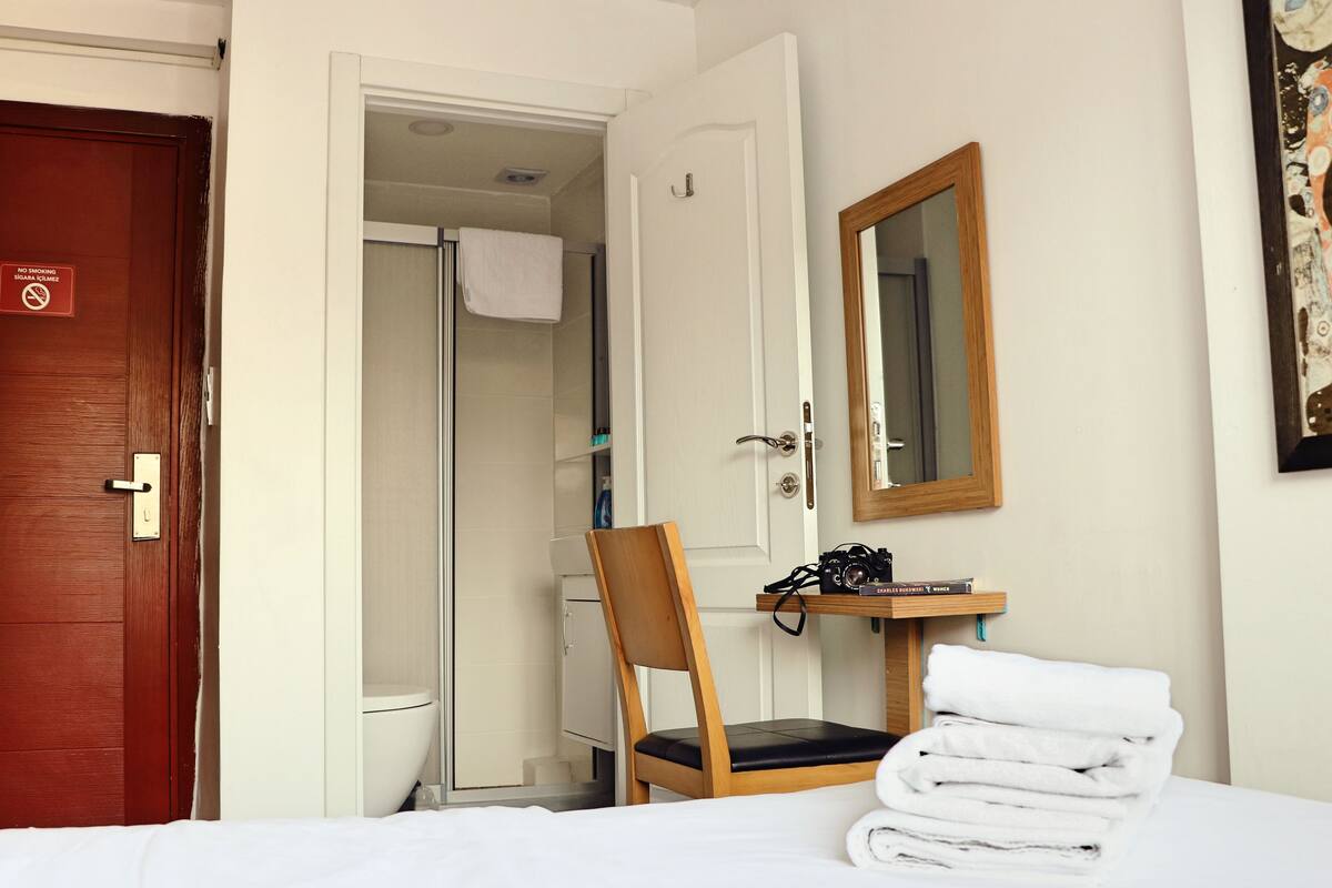 Standard-Doppel- oder -Zweibettzimmer (private bathroom)