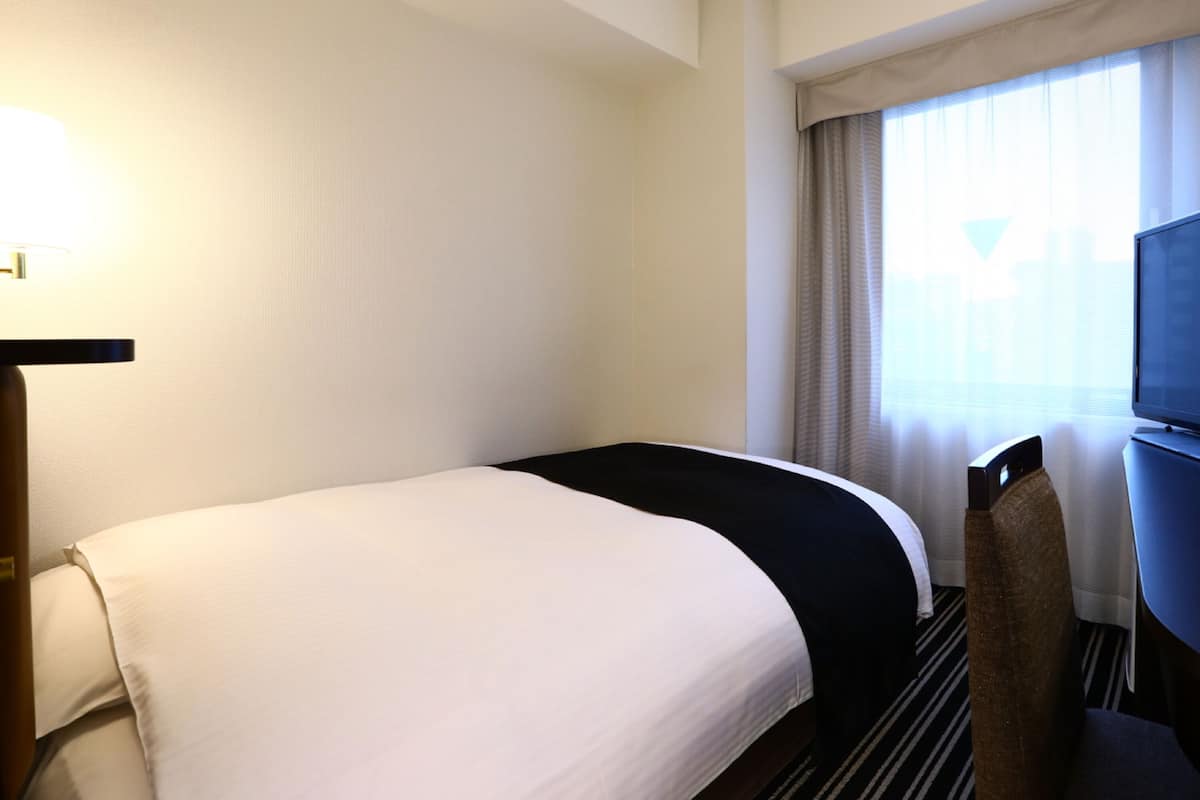 Escritorio, cortinas blackout, wifi gratis y ropa de cama