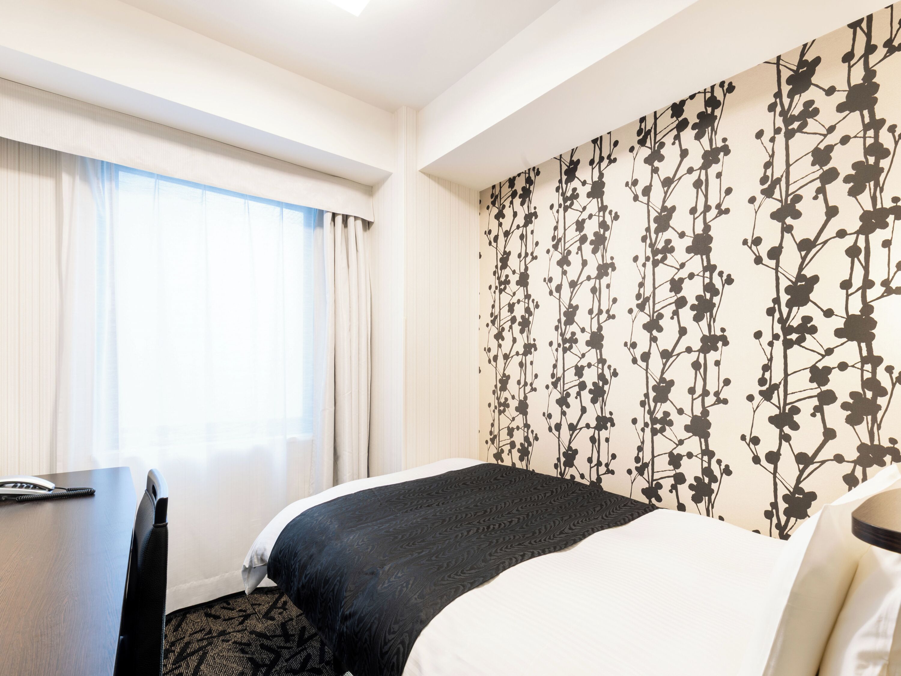 Escritorio, cortinas blackout, wifi gratis y ropa de cama 