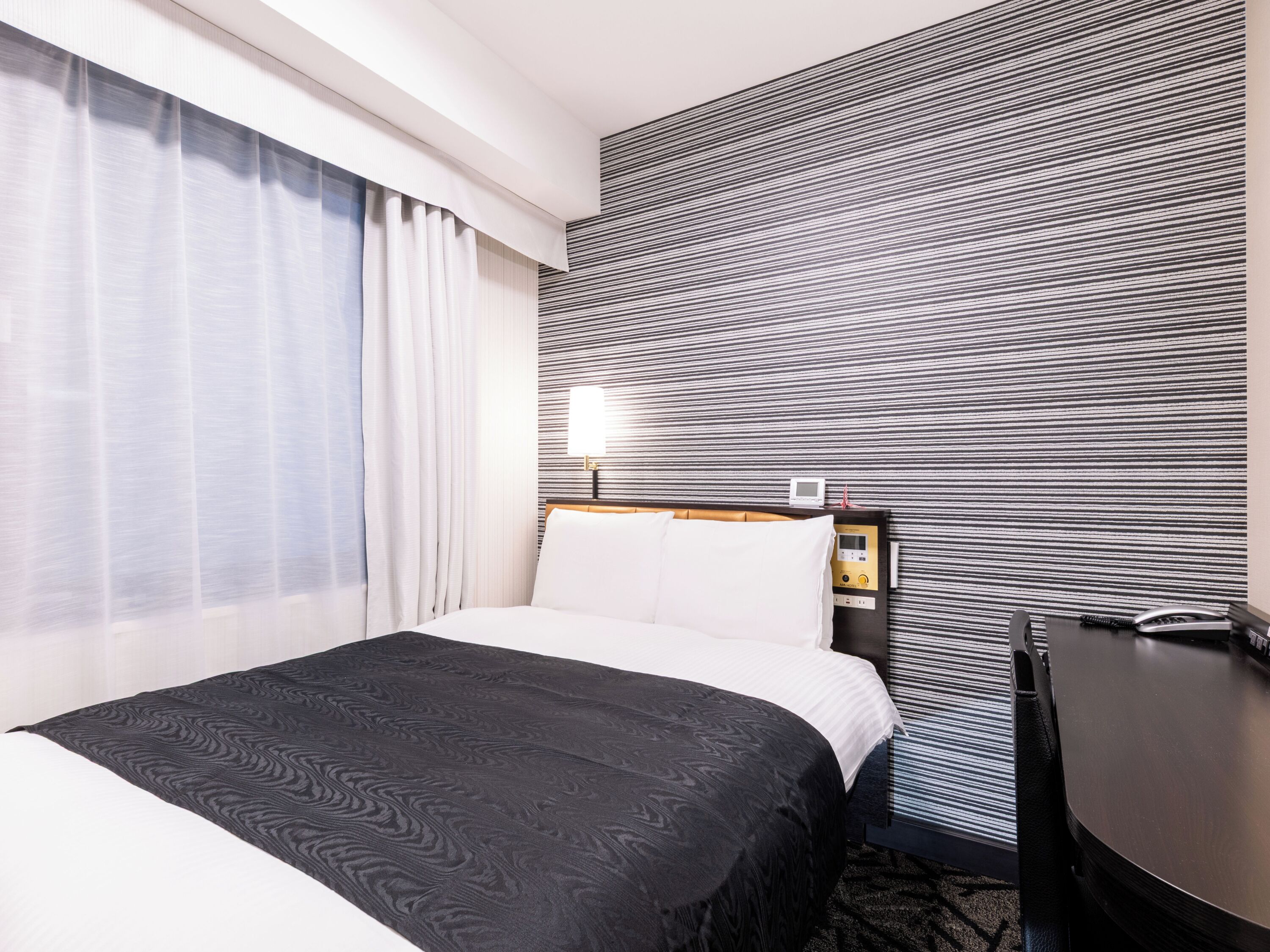 Escritorio, cortinas blackout, wifi gratis y ropa de cama 