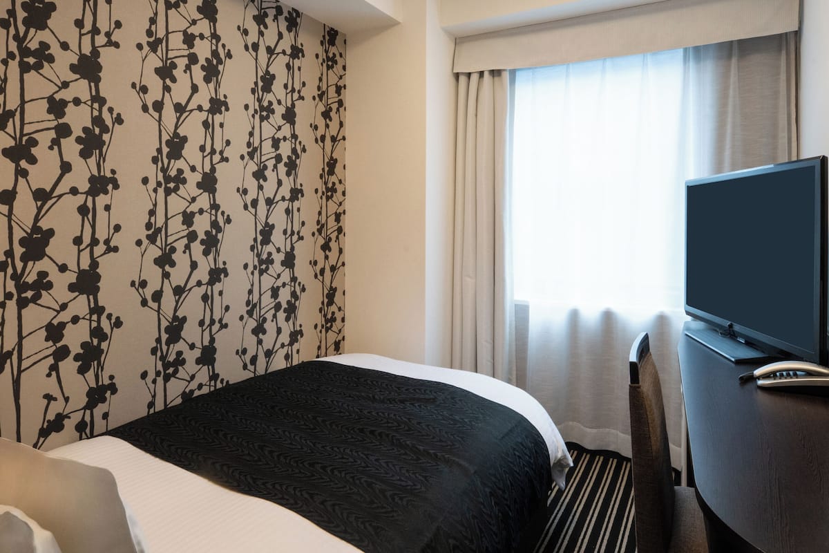 Single Room, Non Smoking | Desk, blackout curtains, free WiFi, bed sheets