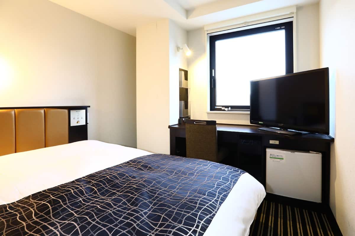 Escritorio, cortinas blackout, wifi gratis y ropa de cama