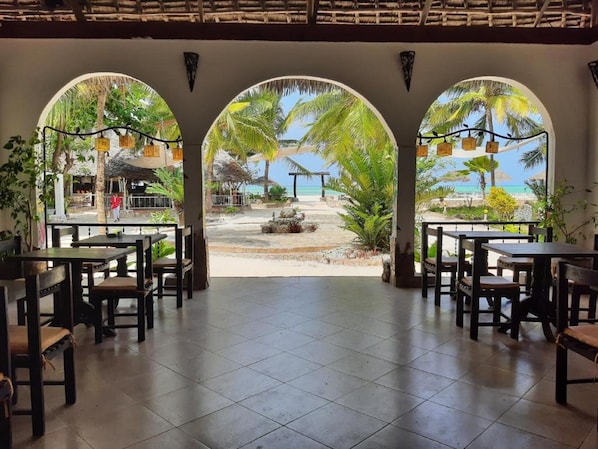 2 restaurants, breakfast, lunch, dinner served; international cuisine - Waikiki Zanzibar Resort (Pwani Mchangani)