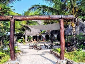 2 restaurants, spécialités Cuisine internationale