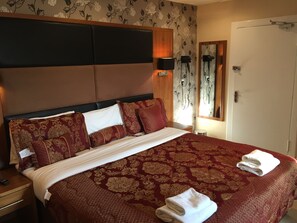 高级双人房或双床房 (With  Bath) | 办公桌、隔音、熨斗/熨衣板、免费 WiFi