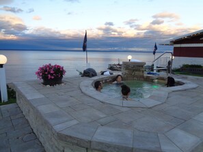 Habitación estándar, 2 camas dobles, vistas al río | Bañera de hidromasaje