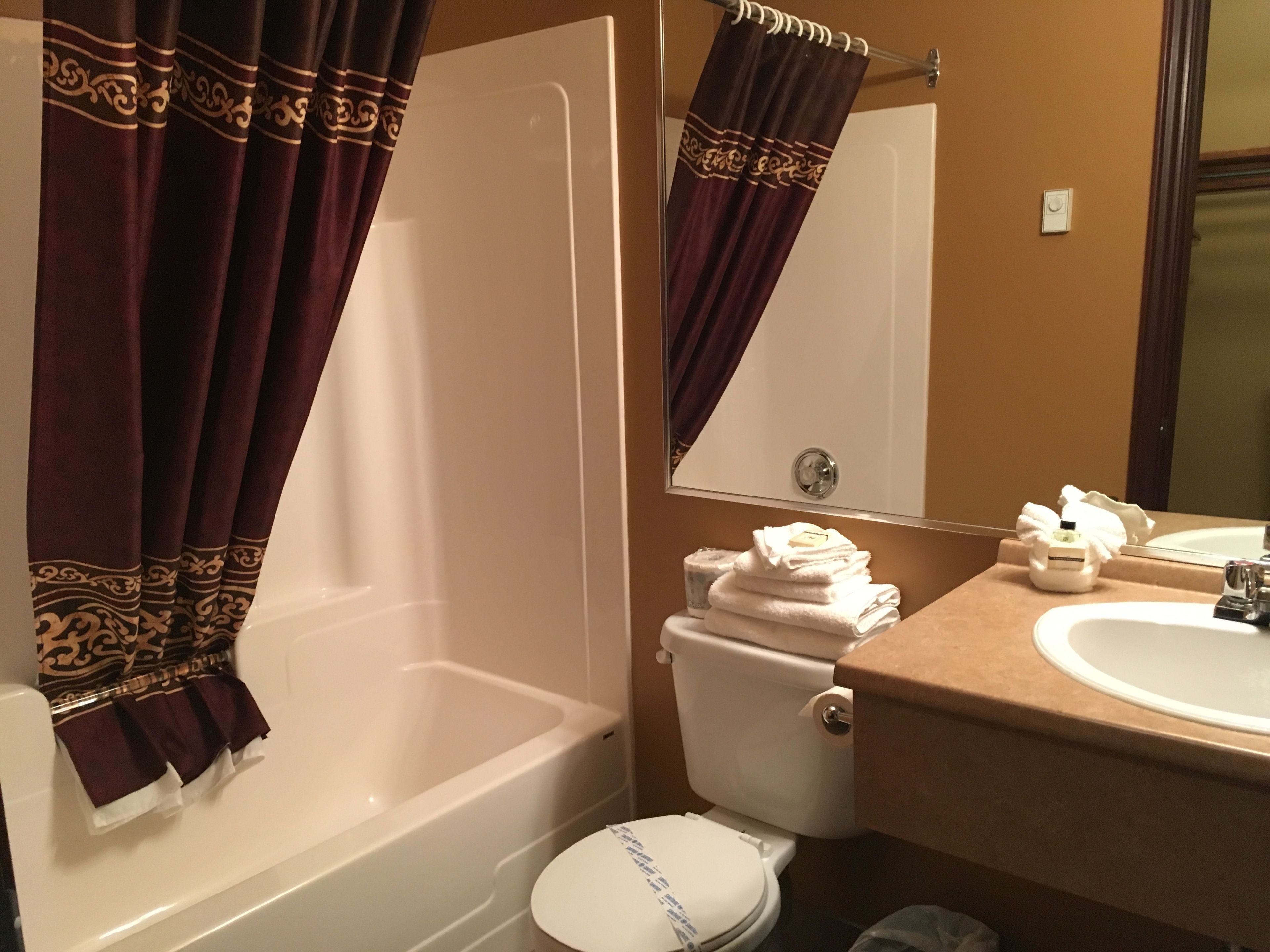 Ein Badezimmer mit Badewanne, Toilette und Waschbecken.
