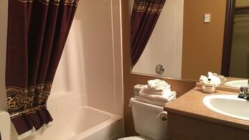 Ein Badezimmer mit Badewanne, Toilette und Waschbecken.