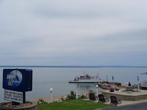 On aperçoit une étendue d’eau avec un bateau amarré dans un port de plaisance. Un panneau indiquant le « Motel Belvedere » est visible, et signale la présence d’installations telles qu’un spa, une piscine et une connexion Wi-Fi.