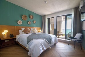 Apartament estàndard, vistes al mar | Minibar, escriptori, planxa i posts de planxar i llits addicionals 