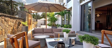 Daily continental breakfast (EUR 10 per person)