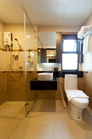 Shower, free toiletries, towels - Tara Place (Bangkok)