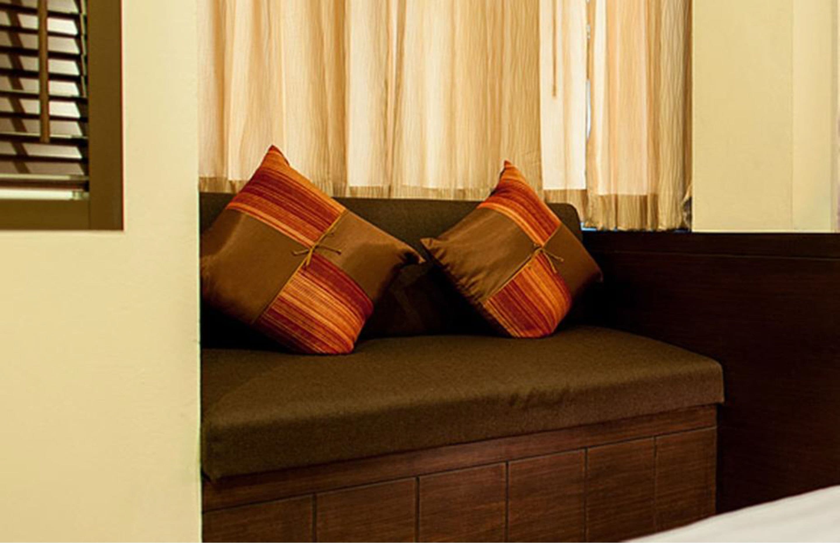 family room | in-room safe, desk, rollaway beds, free wifi