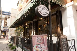 A Thai restaurant with a sign reading "De O'Sha Thai Restaurant." - Tara Place (Bangkok)