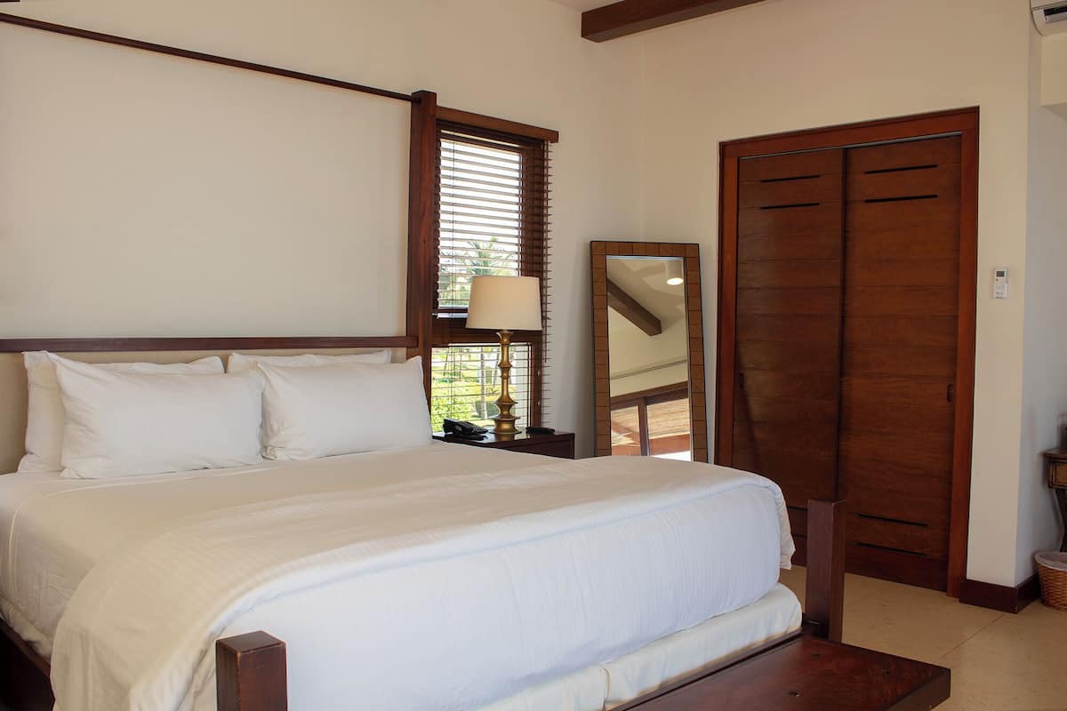 1 bedroom, Egyptian cotton sheets, premium bedding, pillowtop beds