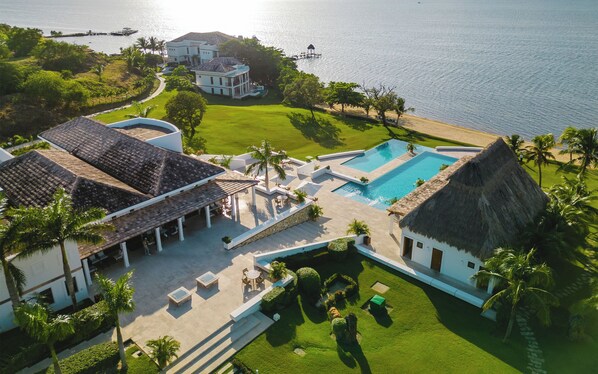 2 ulkouima-allasta, aurinkovarjoja, aurinkotuoleja