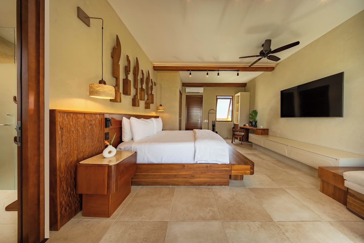 Deluxe Room | 1 bedroom, Egyptian cotton sheets, premium bedding, pillowtop beds
