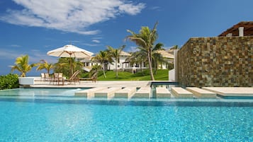 2 piscines extérieures, parasols de plage, chaises longues