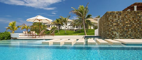 2 piscines extérieures, parasols de plage, chaises longues