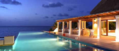 2 Außenpools, Sonnenschirme, Liegestühle