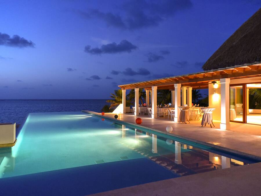 2 piscines extérieures, parasols de plage, chaises longues