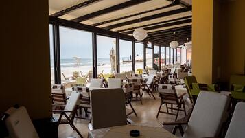 Daily buffet breakfast (RON 50 per person)