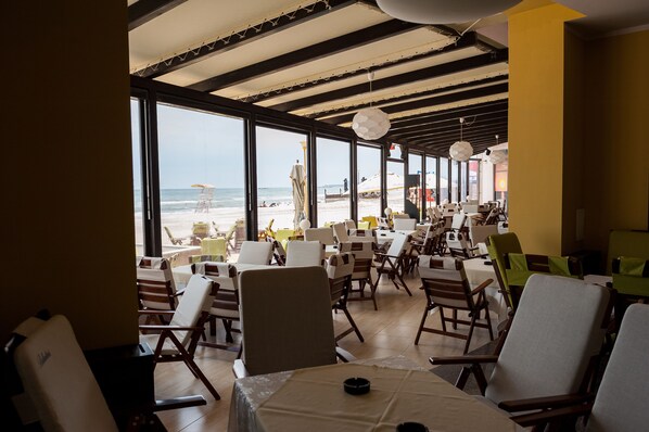 Daily buffet breakfast (RON 50 per person)