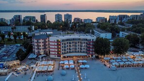 A hotel with a central courtyard, multiple floors, and a view of the sea. - Hotel Hawaii (Constanta)