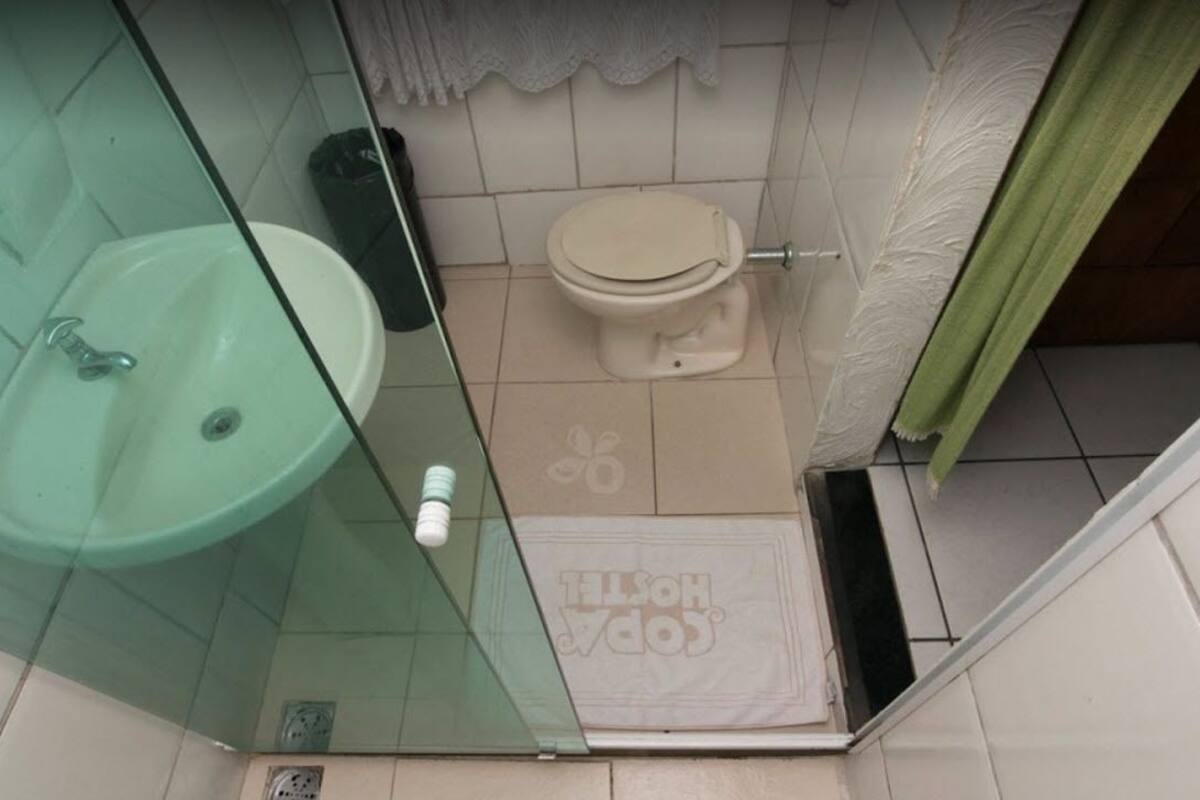 Rainfall showerhead, towels