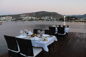 Serveert lunch, diner, lokale en internationale gerechten, strandzicht 