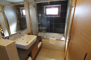 Suite | Bathroom | Rainfall showerhead, free toiletries, hair dryer, slippers - Olira Boutique Hotel & Spa - Boutique Class (Bodrum)