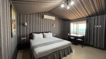Chambre Double ou avec lits jumeaux, 1 grand lit | Bureau, fer et planche Ă  repasser
