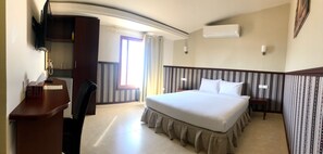 基础双人房或双床房, 1 张大床 | 办公桌、熨斗/熨板