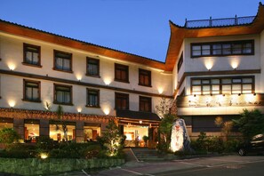 المنطقة المحيطة بالمنشأة