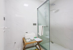 Shower, hydromassage showerhead, free toiletries, hair dryer