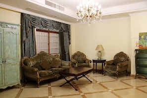 Lobby sitting area - Mei Du Hotel (Sanya)