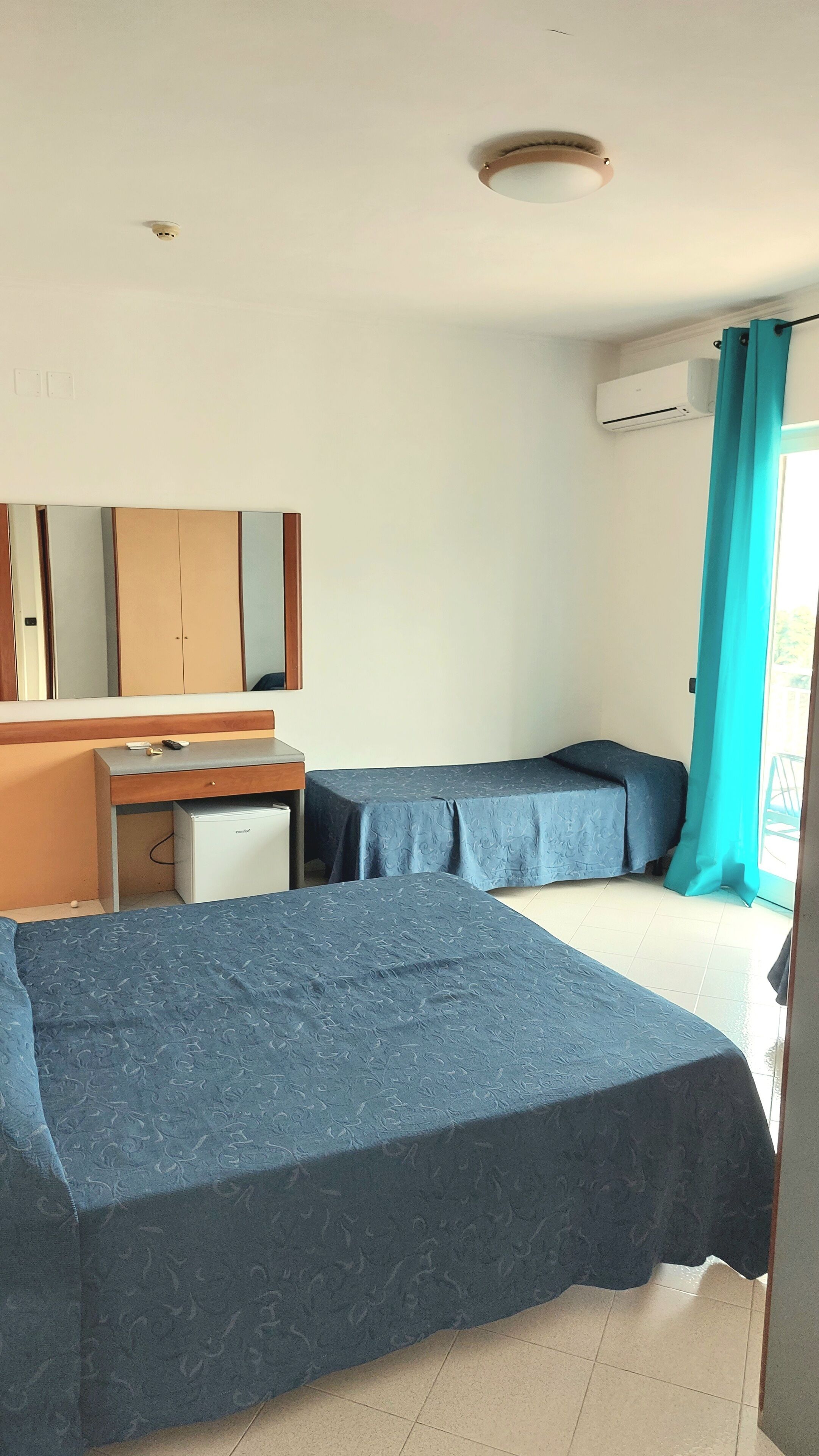 Dreibettzimmer, Meerblick | Schreibtisch, kostenloses WLAN, Bettwäsche