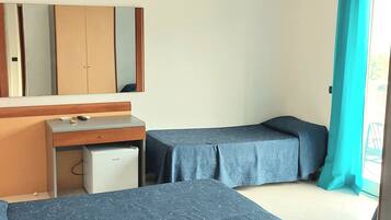 Dreibettzimmer, Meerblick | Schreibtisch, kostenloses WLAN, Bettwäsche