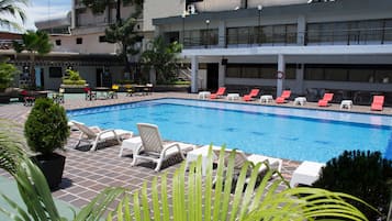 AuĂenpool, geöffnet von 09:30 Uhr bis 19:30 Uhr, LiegestĂŒhle