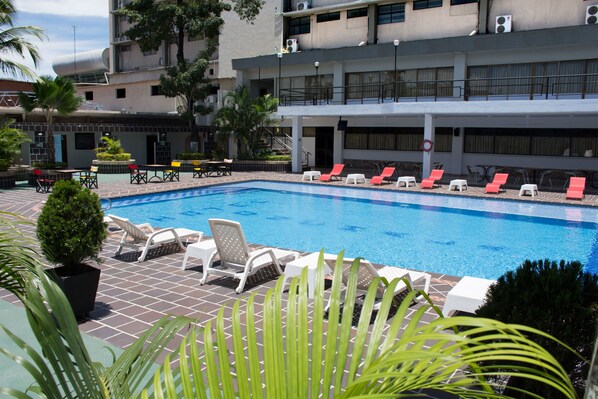 Alberca al aire libre, acceso de 09:30 a 19:30, y camastros 