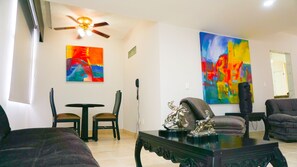 Suite estudio presidencial | Área de sala de estar | Televisión LCD 