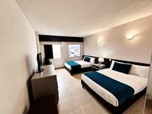 Ropa de cama de alta calidad, cubrecamas y minibar