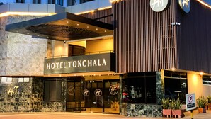 L'ingresso moderno di un hotel con un cartello che riporta la scritta "HOTEL TONCHALA".