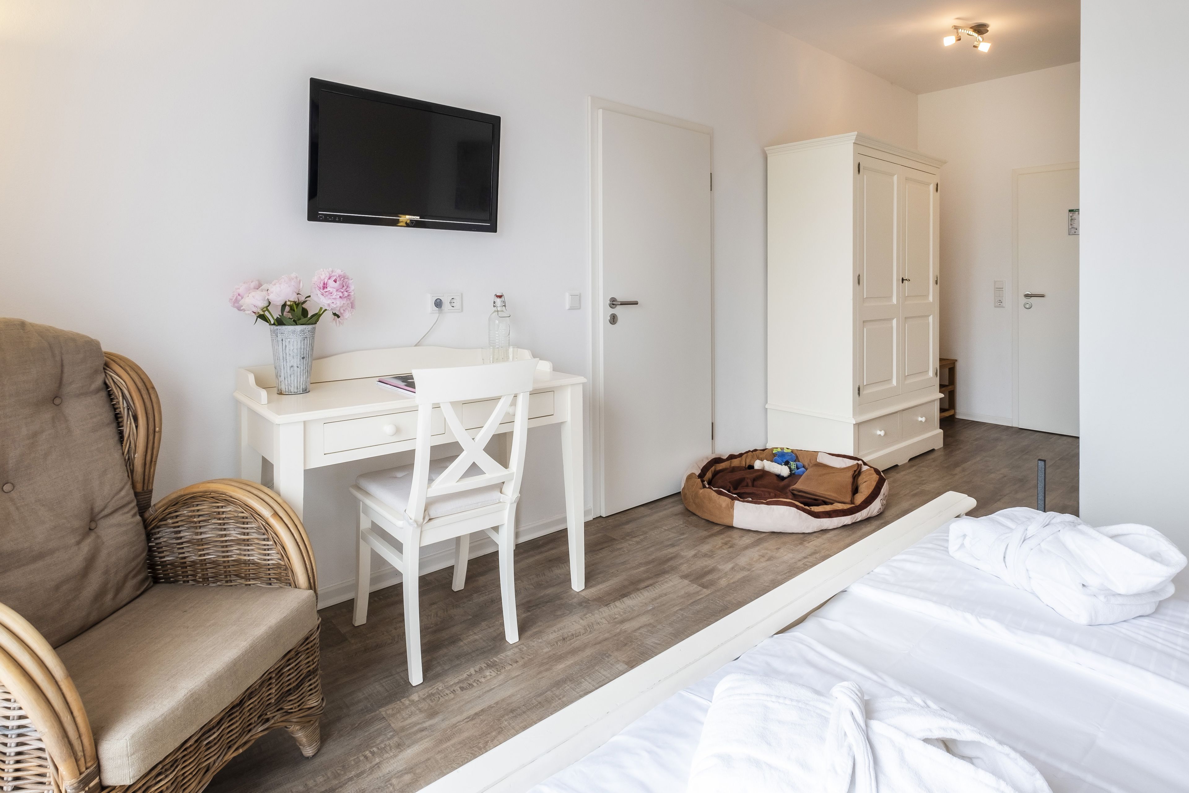 single room | in-room safe, individually decorated, desk, soundproofing