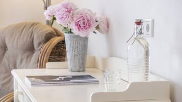 Doppelzimmer, 1 Queen-Bett | Zimmersafe, individuell dekoriert, Schreibtisch, schallisolierte Zimmer