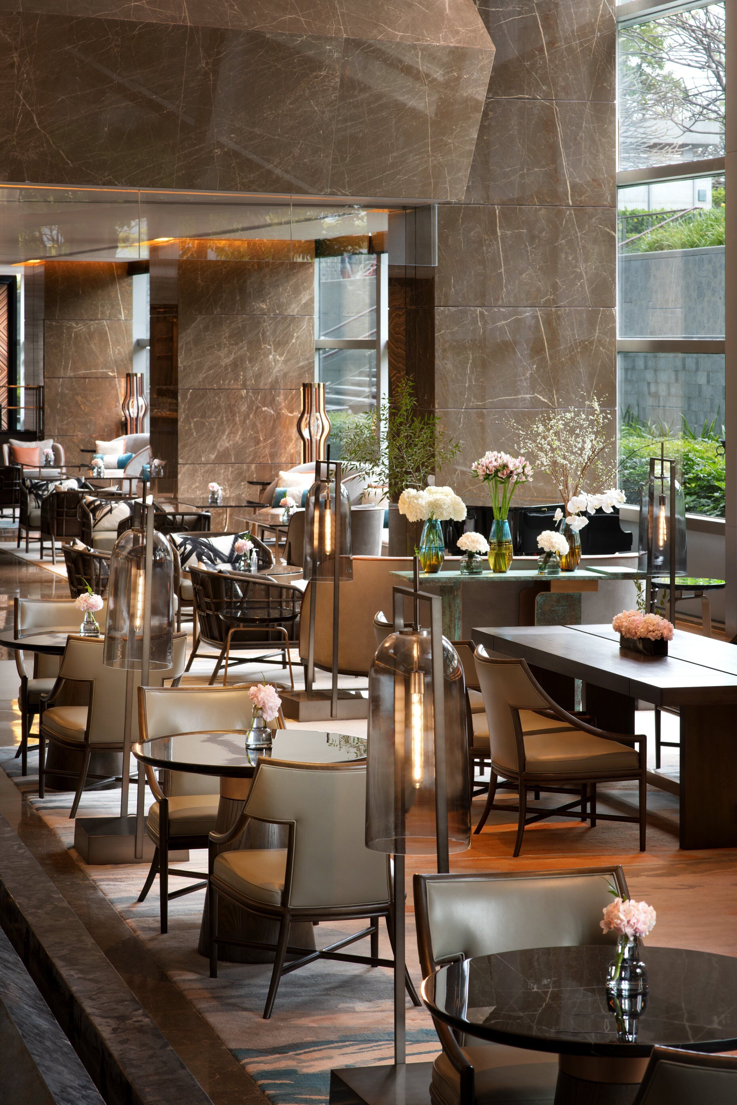 Lobby lounge, al fresco dining, open daily