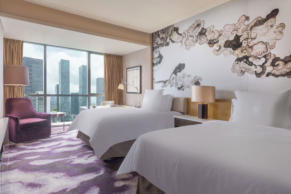 Deluxe kamer, 2 tweepersoonsbedden | Hypoallergeen beddengoed, donzen dekbedden, een minibar