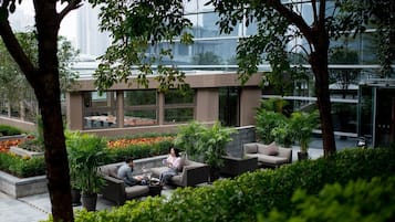 Lobby lounge, alfresco dining, open daily