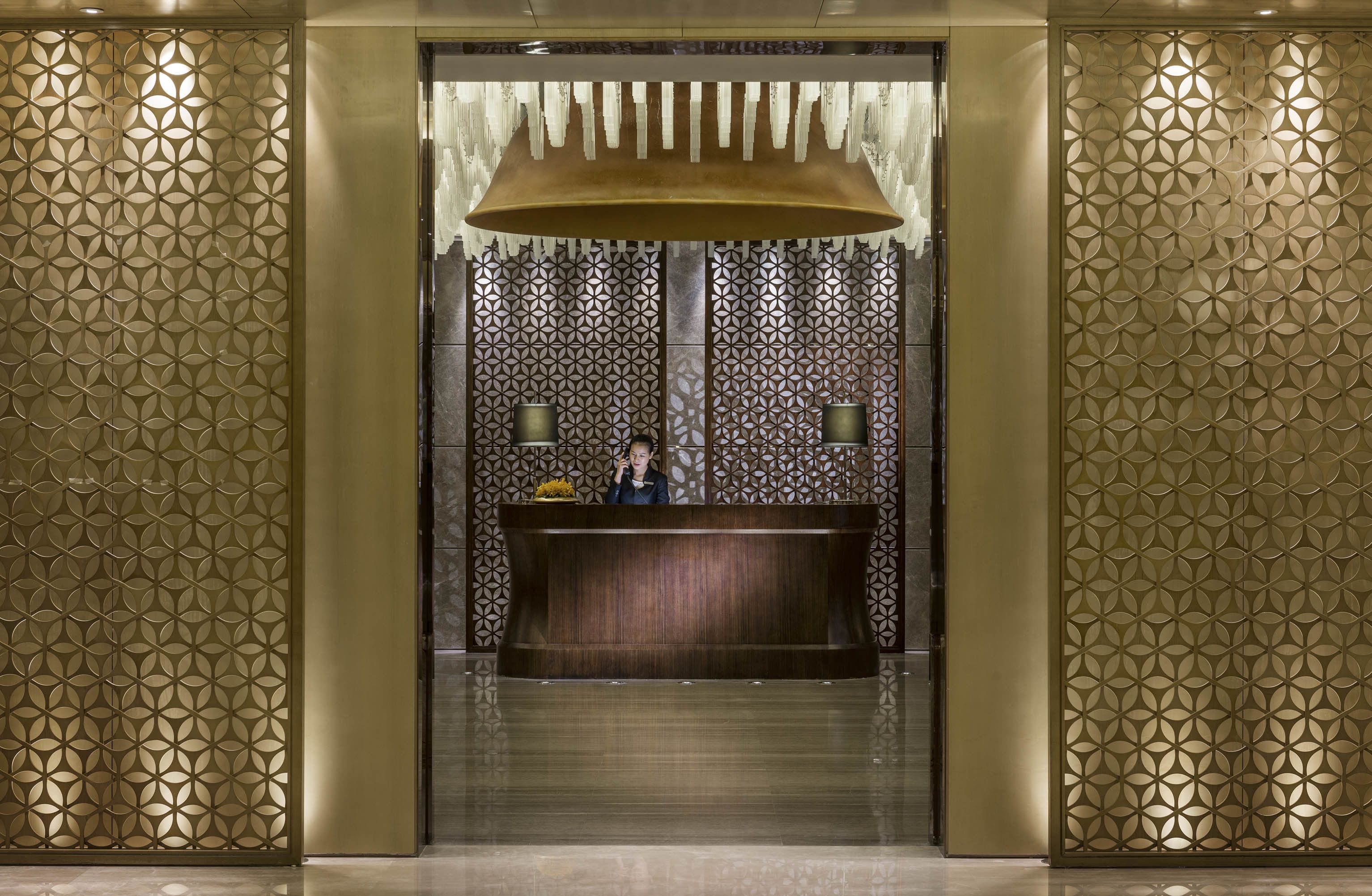 3 restaurants, breakfast, lunch, dinner served; international cuisine