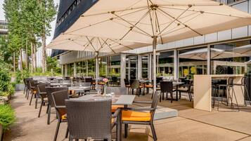 Se sirven desayunos, almuerzos y cenas (con mesas al aire libre)